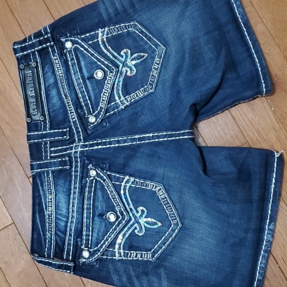 NWOT ROCK REVIVAL LUNA  MID RISE STRETCHY DENIM SHORTS WEAR CUFFED OR DOWN - Picture 1 of 16